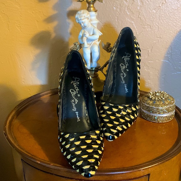 Alice + Olivia Black & Cream Heels.  Sz 36 - Picture 4 of 6